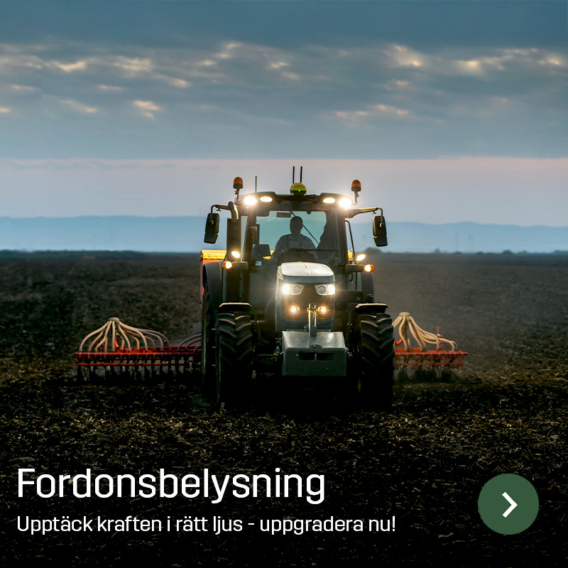 En traktor arbetar på åkern i skymningen med kraftiga arbetsljus tända framtill och baktill. Sagros sortiment av fordonsbelysning förbättrar sikten vid arbete i mörker och tidiga morgontimmar på fältet.