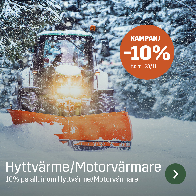 En traktor med snöblad röjer en vinterväg omgiven av snötyngda träd. Bilden används i Sagros kampanj för hyttvärme och motorvärmare, som hjälper lantbrukare att starta maskiner lättare under kalla dagar.