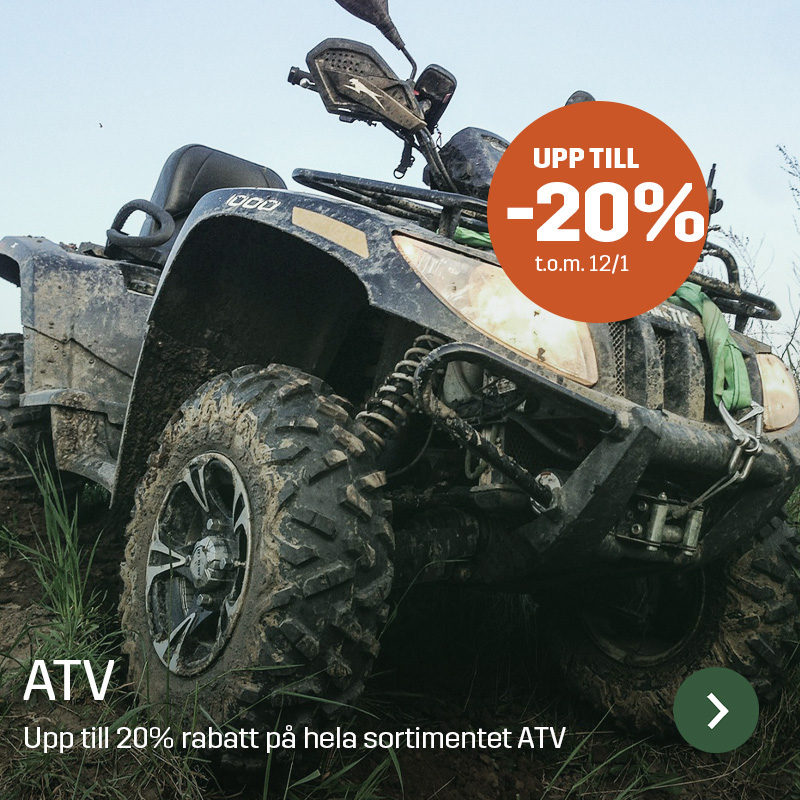 ATV fotograferad i terräng med leriga däck och synliga slitdetaljer, sedd snett framifrån under användning. Bilden används för att visa Sagros erbjudande på ATV-relaterade produkter och tillbehör för arbete i lantbruksmiljö.