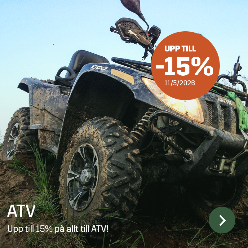 Fyrhjuling kör i lerig terräng med tydligt mönstrade däck och fjädring synlig i närbild. Sagros sortiment för ATV används vid arbete i terräng och transport på gård och mark.