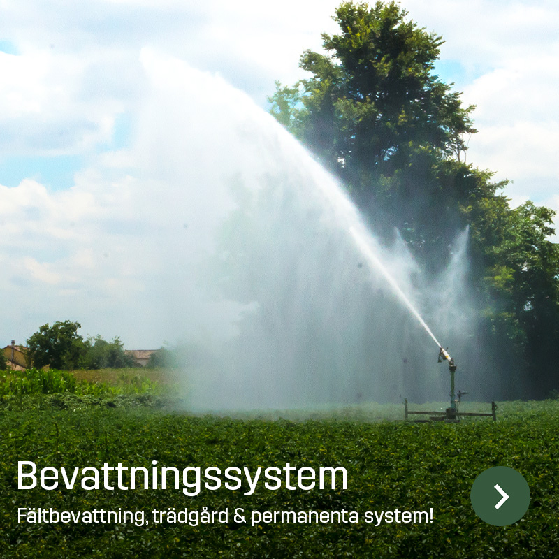 Bevattningsspridare vattnar ett odlingsfält med en kraftig vattenstråle. Sagros sortiment inom bevattning används för markbevattning och fasta installationer i lantbruket.