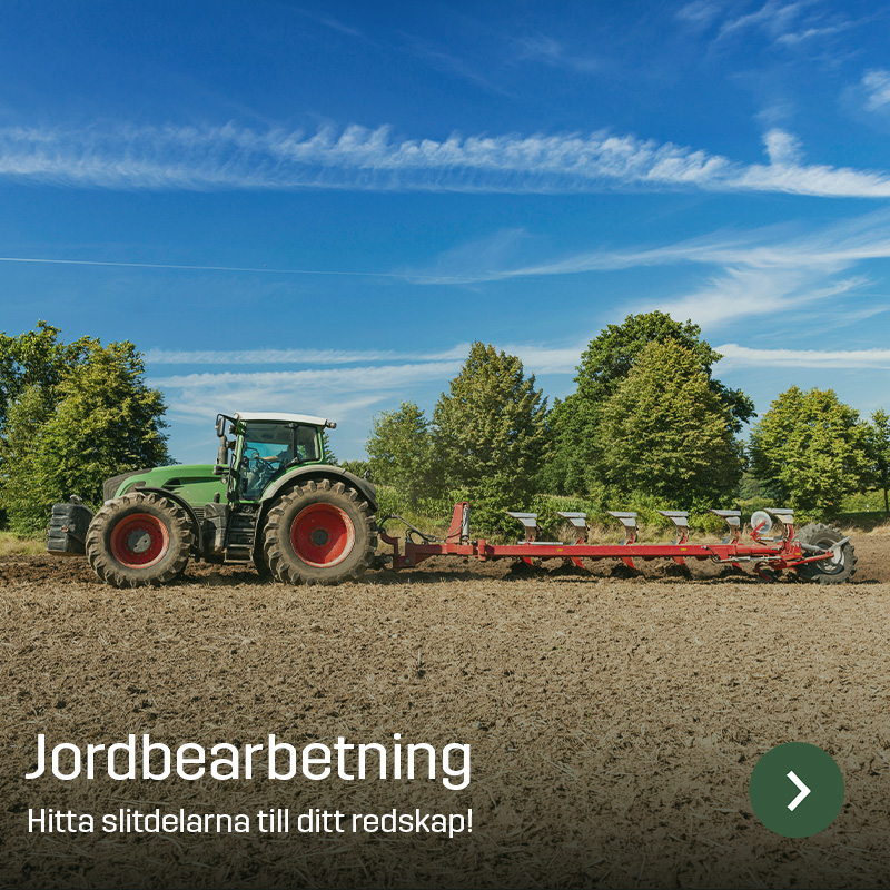 Traktor med plog arbetar på åker och vänder jord i långa drag, med trädlinje i bakgrunden. Sagros slitdelar används i jordbearbetningsredskap för effektiv bearbetning inför sådd.